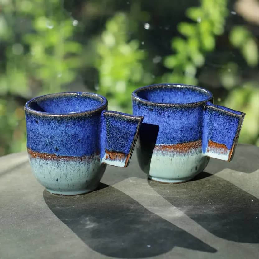 Duas canecas com esmalte azul-cobalto e base celadon