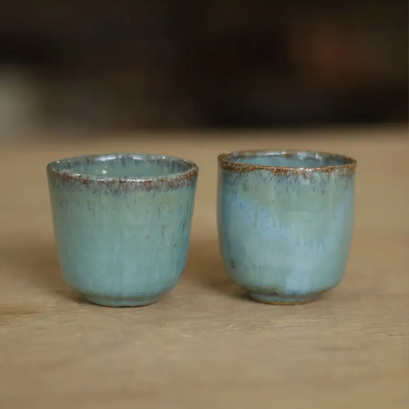 Dois copos com esmalte celadon