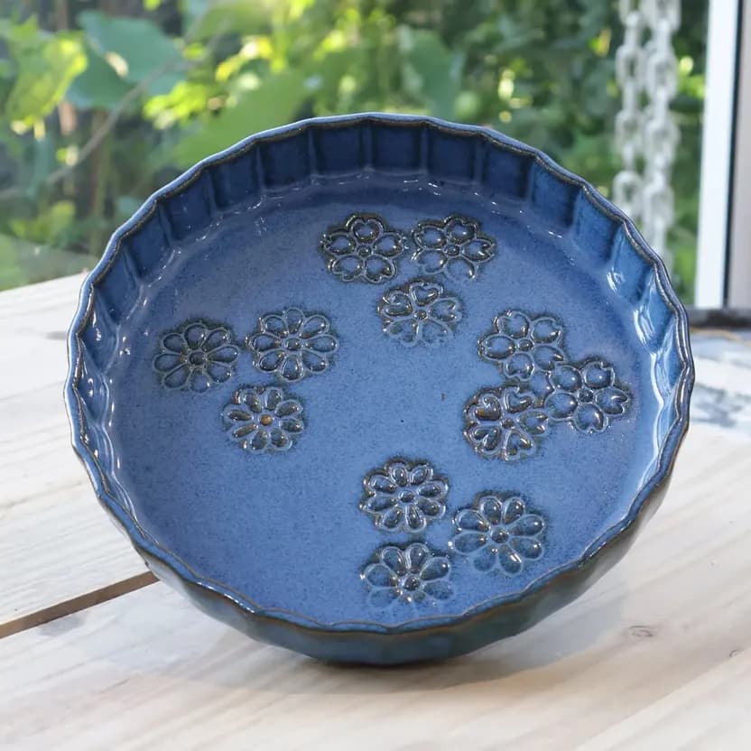 Prato fundo azul com flores carimbadas